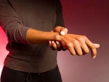 Forte dolore e difficoltà di movimento nelle articolazioni delle dita a causa dell'artrite